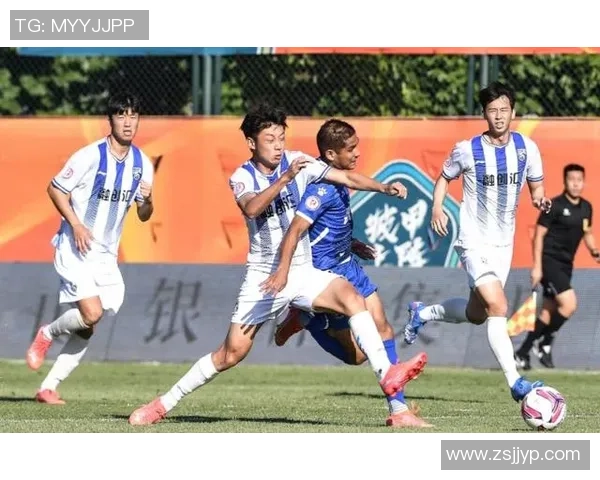 武汉足球队在杯赛积分榜中以68分稳居第一位置，表现抢眼